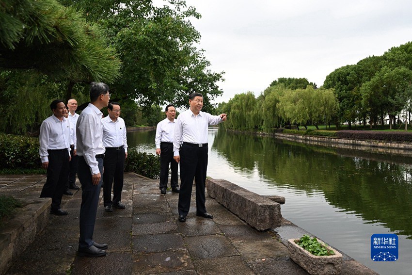 지난 20일 오후, 시진피 주석은 사오싱(紹興)시 저둥(浙東)운하문화원을 방문했다.