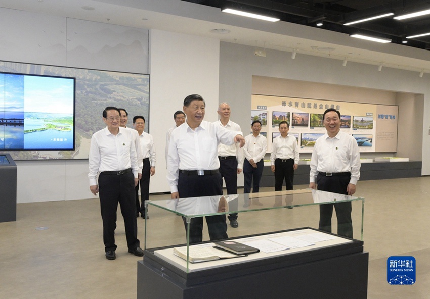 지난 20일 오후, 시진피 주석은 사오싱시 저둥운하문화원을 방문했다.