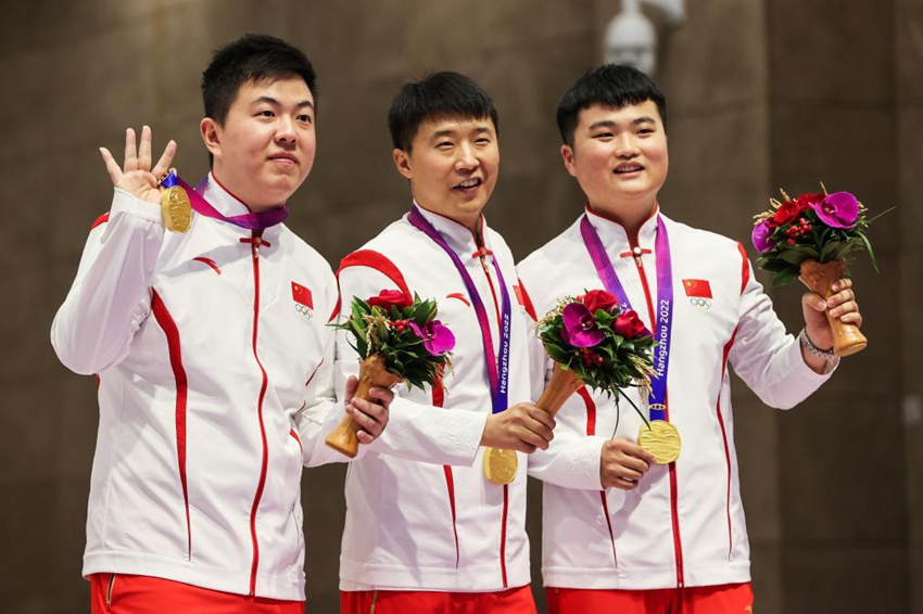 9월 25일, 중국팀 선수인 리웨훙(가운데), 류양판(오른쪽), 왕신제가 시상대 위에 있다. [사진 출처: 신화사]