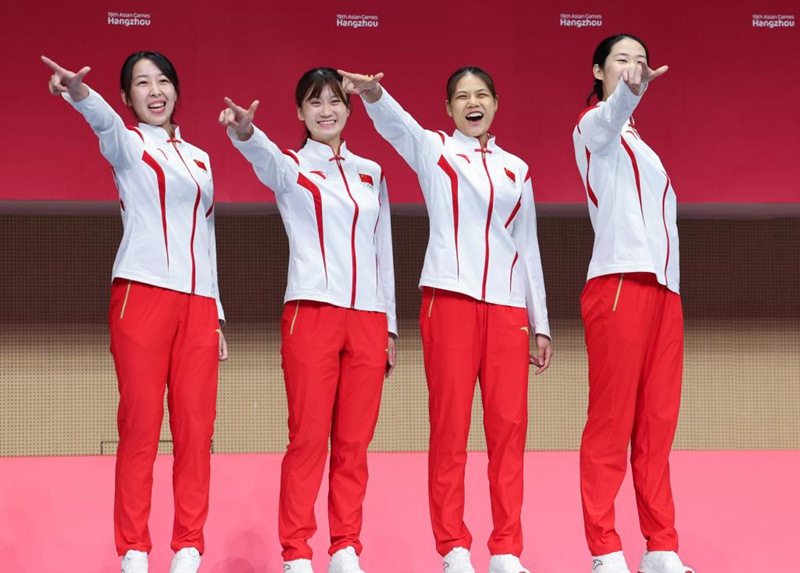 9월 28일, 금메달 시상대에 오른 중국팀