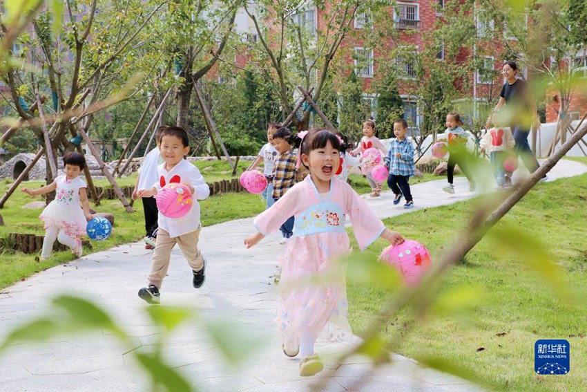9월 26일, 산둥(山東)성 칭다오(靑島)시 시하이안(西海岸)신구 진허루(金河路) 유치원 친구들이 자신이 만든 중추절 꽃등을 들고서 정원에서 놀고 있다 .