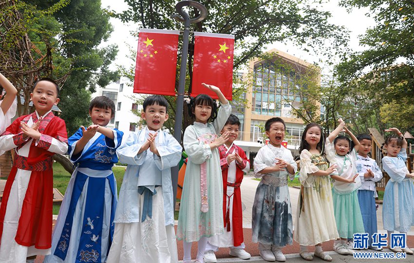 9월 28일, 후베이(湖北)성 직속 제2유치원에서 중추절과 국경절 맞이 행사를 마련했다.