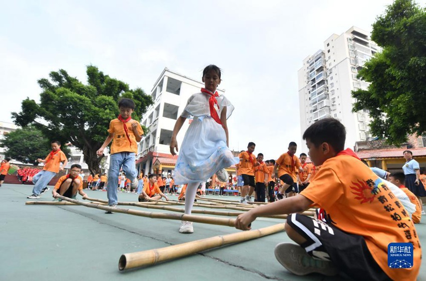 9월 28일, 광시성 우저우시 룽웨이구 룽웨이중심초등학교에서 학생들이 대나무 장대춤을 춘다.