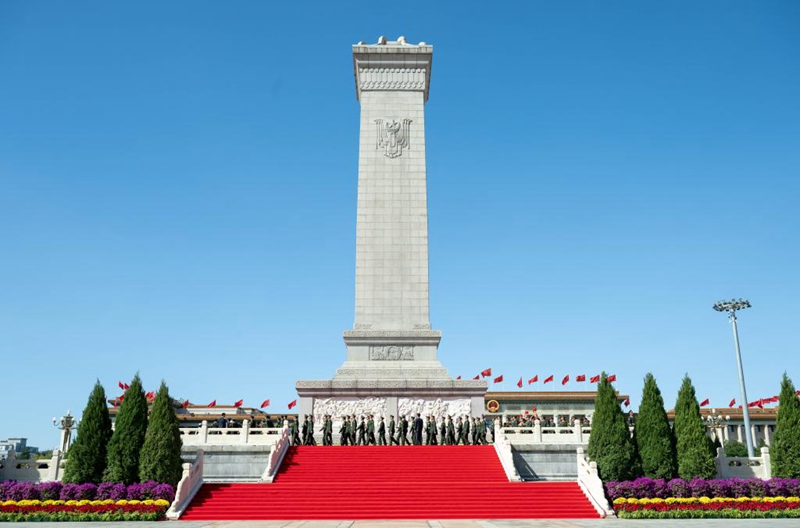 9월 30일 오전(현지 시간), 열사기념일을 맞아 인민영웅을 위한 헌화식이 베이징 톈안먼광장에서 성대하게 거행됐다.