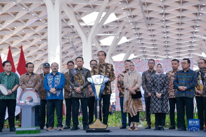 2일(현지시간) 조코 위도도 인도네시아 대통령(가운데)이 인도네시아 자카르타 할림역에서 열린 자카르타-반둥 고속철도 개통식에서 인사말을 하고 있다. 