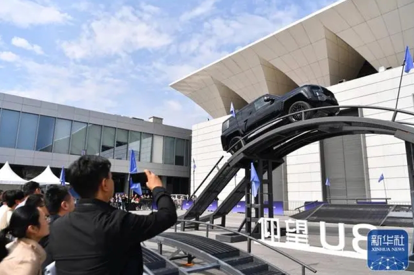 관람객들이 3일 '제18회 시안 국제 자동차 박람회'에서 비야디(BYD)의 첫 고급 브랜드 모델인 양왕(仰望)의 U8 차량을 관람하고 있다. 