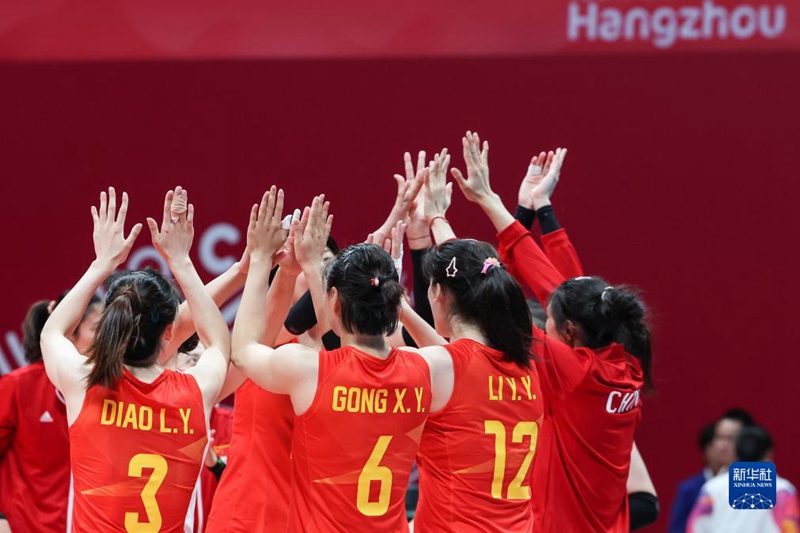 10월 6일, 중국 선수들이 승리를 기뻐한다.