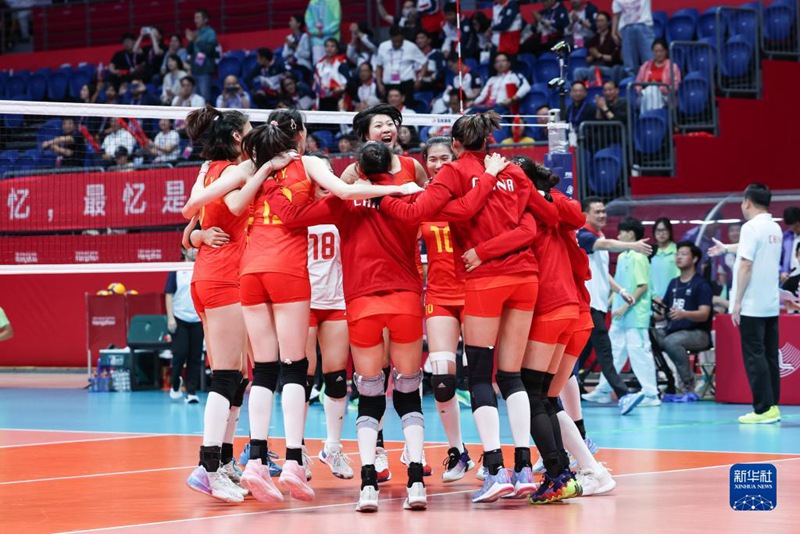 10월 6일, 중국 선수들이 승리를 기뻐한다.