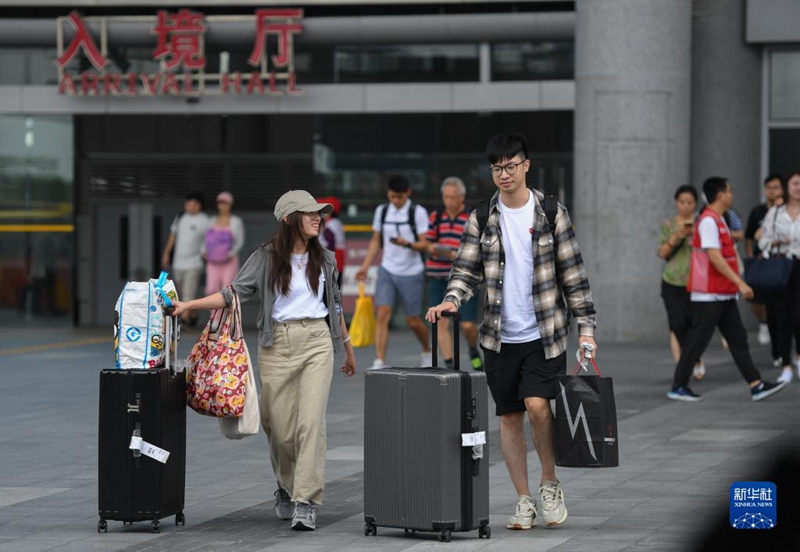 10월 6일, 관광객들이 선전만 통상구를 통해 입국을 한다.