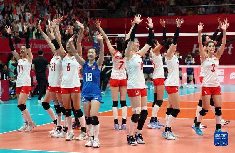 10월 7일, 중국 여자배구 대표팀 선수들이 축하하고 있다.