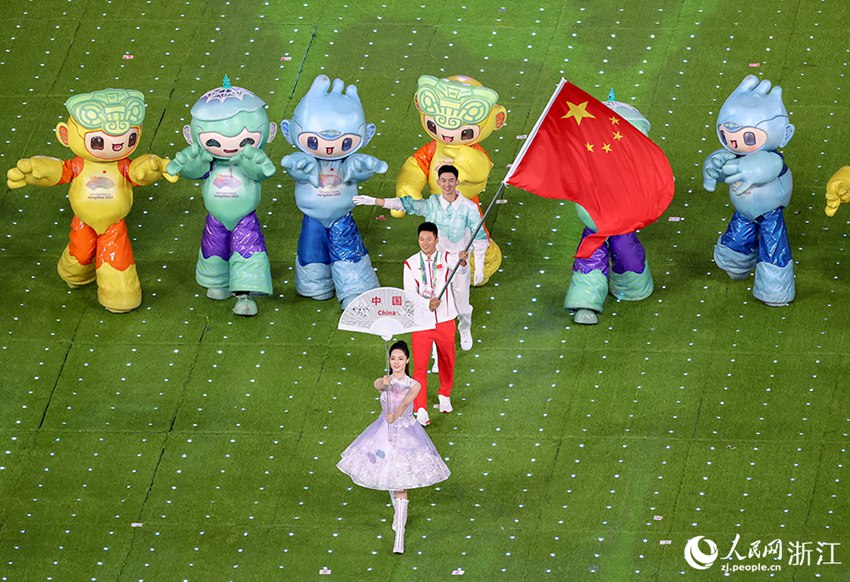 중국 대표단 기수 셰전예(謝震業) 선수가 국기를 들고 입장한다. [10월 8일 촬영/사진 출처: 인민망]