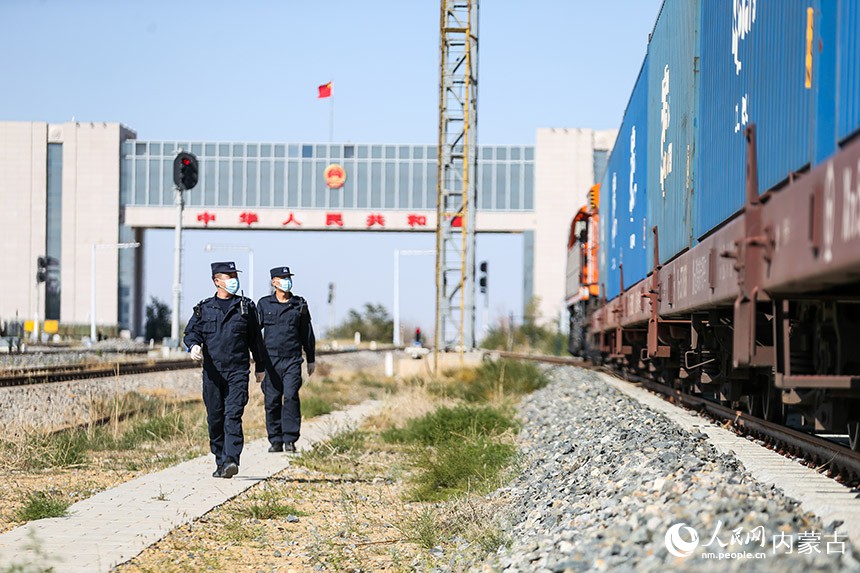 얼롄하오터 국경 검문소 경찰들이 중국-유럽 화물열차의 차체를 검사하고 있다. [사진 출처: 인민망]
