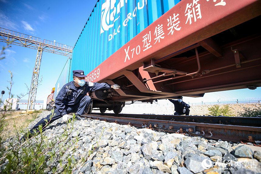 얼롄하오터 국경 검문소 경찰이 중국-유럽 화물열차의 차체를 검사하고 있다. [사진 출처: 인민망]