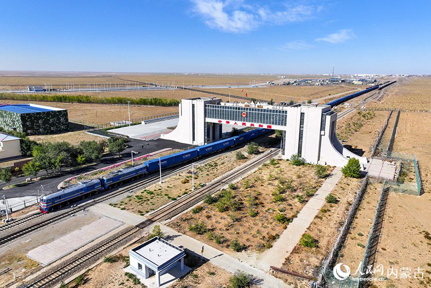 화물을 가득 실은 중국-유럽 화물열차가 얼롄하오터 국경을 통과하고 있다. [사진 출처: 인민망]