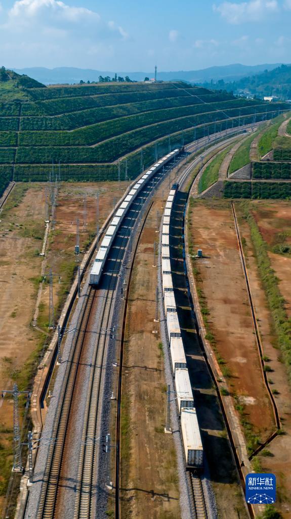 10월 16일, 중국-라오스, 중국-베트남 국제 콜드체인 화물열차가 윈난성 위시시 옌허역을 출발한다. [드론으로 촬영/사진 촬영: 천창]