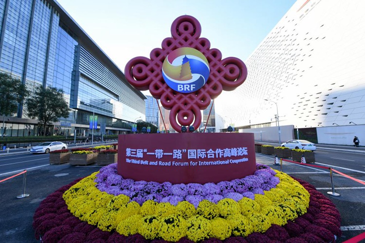 14일 베이징 국가컨벤션센터 인근에서 포착된 제3회 '일대일로' 국제협력 정상포럼 조형물 [사진 출처: 신화망]