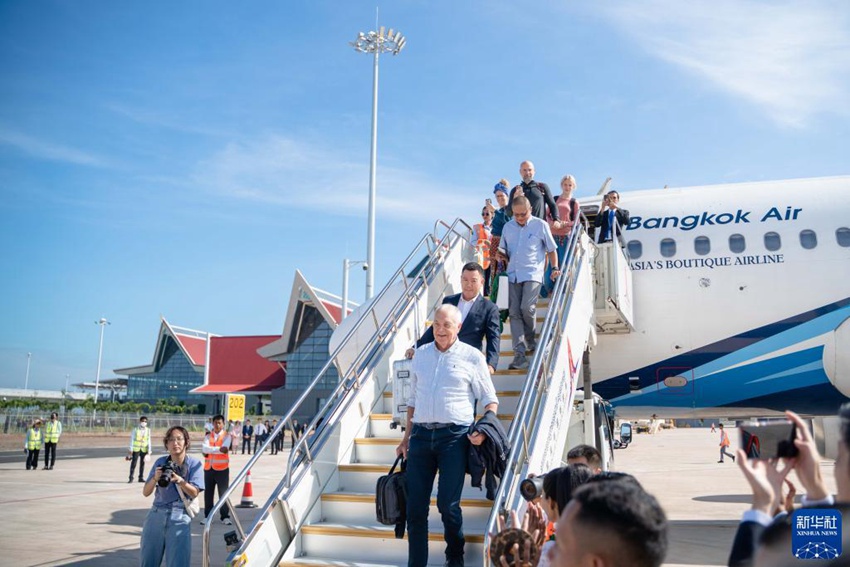 캄보디아 시엠립 앙코르 국제공항, 첫 여객기 승객들이 비행기에서 나온다. [10월 16일 촬영/사진 출처: 신화사]