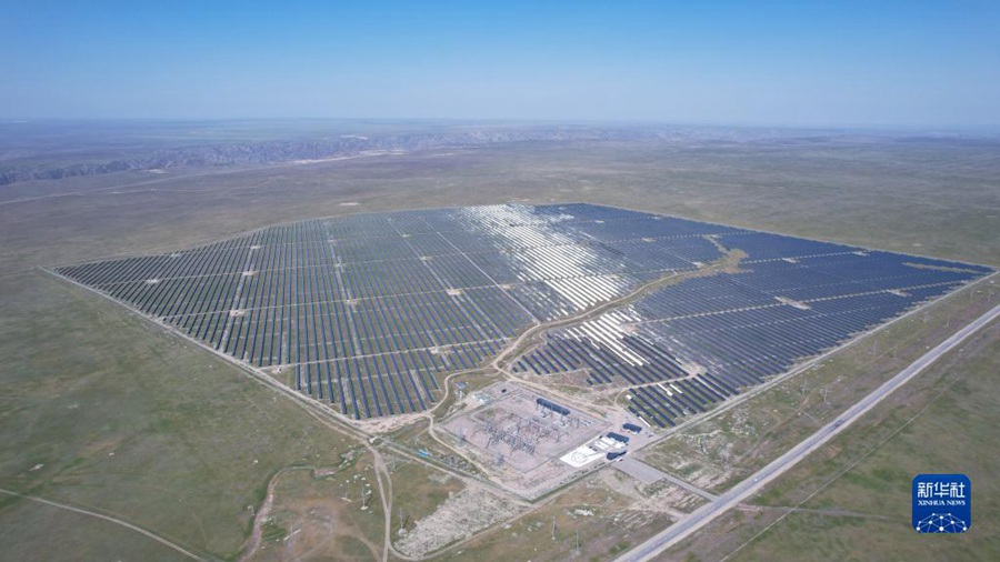 카자흐스탄 알마티주 캅차가이 100메가와트 태양광발전소. 카자흐스탄 단일 최대 태양광발전사업의 하나이자, 중국과 카자흐스탄 그린에너지 협력사업의 하나다. [2023년 5월 4일 드론 촬영/사진 촬영: 오스파노브(Ospanov)]