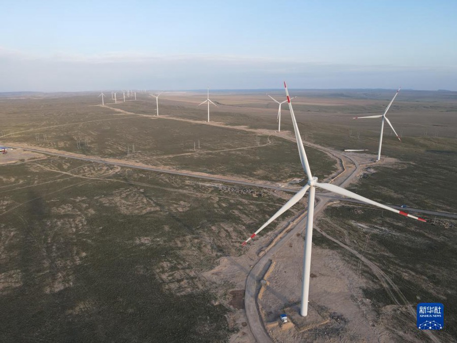 카자흐스탄 자나타스 풍력발전기. 자나타스 풍력발전사업은 2018년에 양국 생산력(CAPA) 협력의 중요사업으로 지정되었다. [2021년 4월 25일 드론 촬영/사진 제공: 중국전력건설그룹]