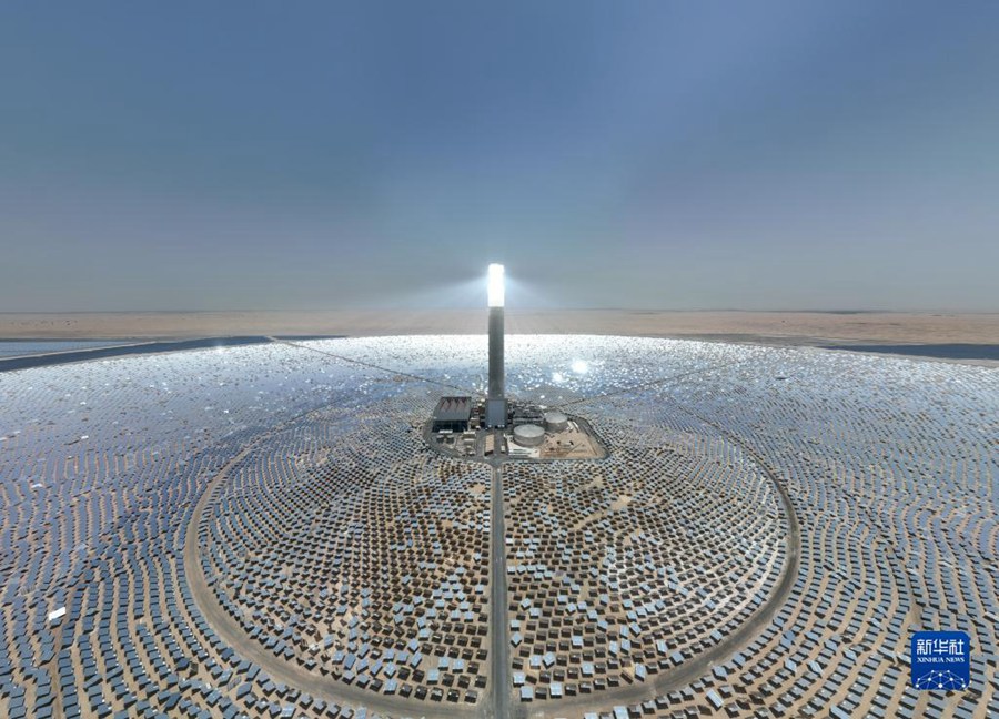 아랍에미리트연합(UAE) 두바이의 상하이전력 두바이 태양열-태양광 복합사업. 아랍에미리트연합 두바이에 위치한 700MW 태양열 및 250MW 태양광 복합사업 설비는 큰 규모, 높은 기술수준으로 아랍에미리트연합의 청정에너지 사업 목표 달성을 도왔다. [2022년 8월 15일 드론 촬영/사진 출처: 신화사]