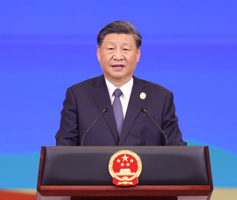시진핑 주석이 중국 정부와 중국 인민을 대표해 제3회 ‘일대일로’ 국제협력 정상포럼에 참석한 귀빈들을 환영하는 축사를 하고 있다. 