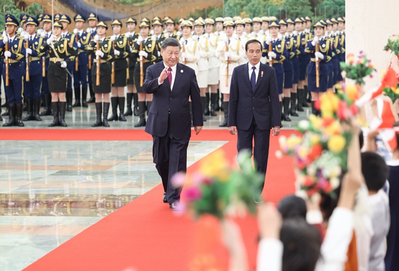 회담에 앞서 베이징 인민대회당 북쪽 홀에서 열린 환영식에 참석한 시진핑 주석과 조코 위도도 대통령
