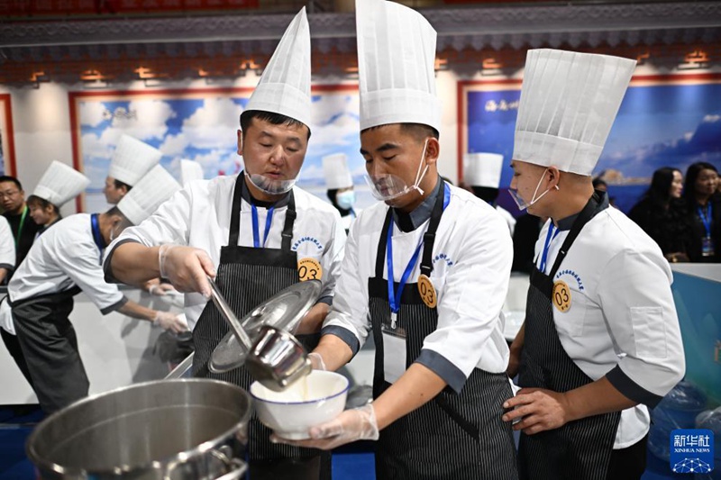 10월 21일, 대회에서 간쑤(甘肅)성 대표팀 선수가 국물을 섞고 있다.