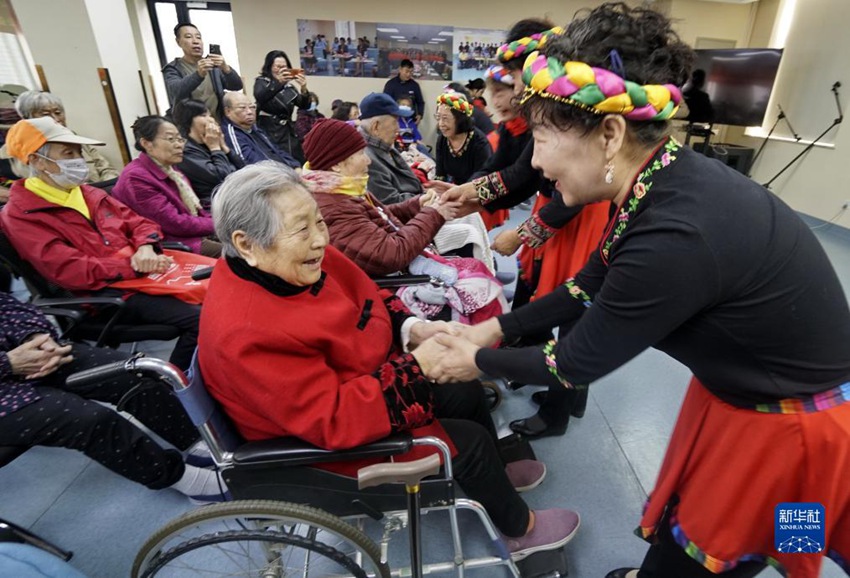 베이징시 둥청(東城)구 양로서비스지도센터에서 ‘노인 봉사의 달’ 관련 행사를 마련했다. 해당 지역민 대표가 어른신들에게 인사를 전했다. [10월 23일 촬영/사진 출처: 신화사]