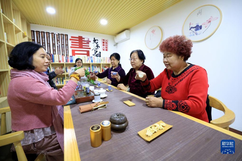 허베이성 스자좡시 차오시(橋西)구 난창(南長)가도 창베이(倉北)주거단지 노인교육학교, 다도 선생님의 지도로 어르신들이 다도를 열심히 배운다. [10월 23일 촬영/사진 출처: 신화사]