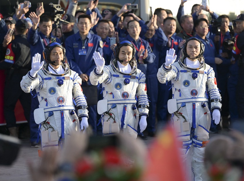 中 선저우 17호 유인우주선 비행사 출정식 거행 “발사 성공”