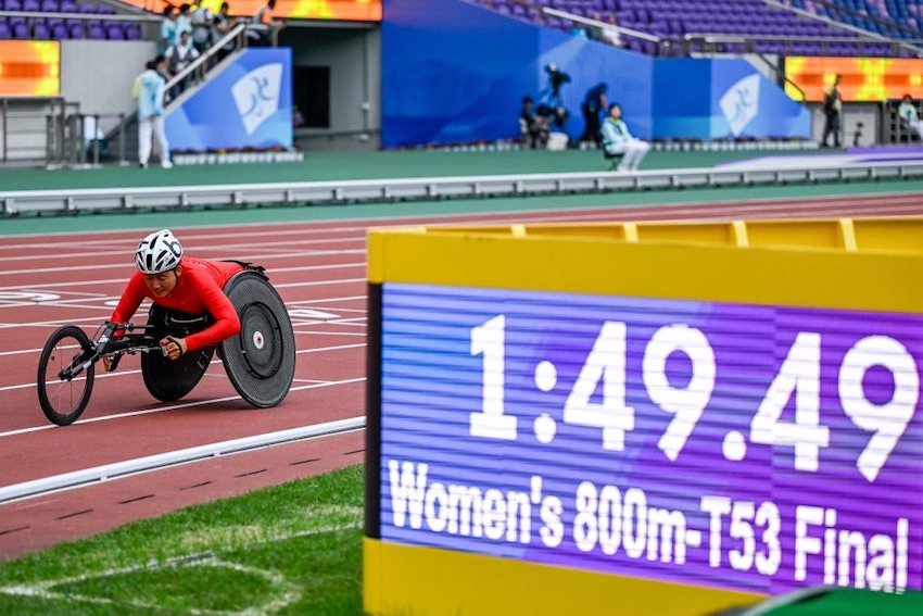 중국의 저우훙좐(周洪轉)이 25일 '항저우 아시안패러게임' 육상 여자 800m T53 결승전에서 1분49초51로 가장 먼저 결승전을 통과해 금메달을 목에 걸었다.