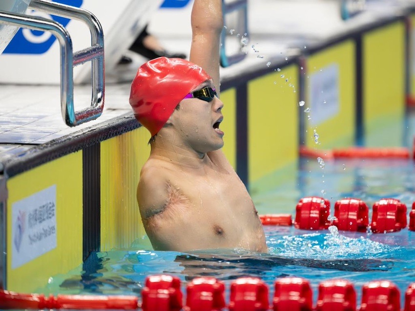 중국의 양훙(楊洪)이 25일 남자 200m 개인 혼영 SM6 결승에서 2분37초53의 성적으로 세계 신기록을 세우며 금메달을 따냈다. 이날 경기를 마치고 환호하고 있는 양훙.