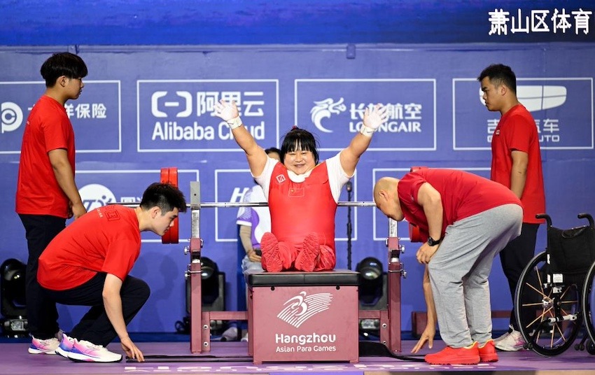 '항저우 아시안패러게임' 역도 여자 79kg급 경기가 26일 열렸다. 이날 중국 선수 쉬리리(徐立立)가 135kg을 들어 올려 아시안패러게임 역대 신기록을 깨고 1위에 올랐다. 이날 쉬리리가 경기를 마치고 두 손을 번쩍 들어 환호하고 있다.