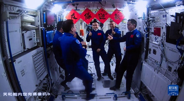 26일, 선저우 16호와 선저우 17호 우주비행사 6명이 중국 우주정거장에서 회합했다. [사진 출처: 신화사]