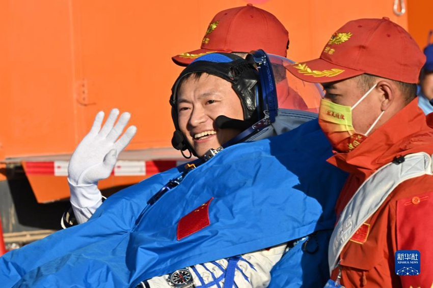 우주비행사 구이하이차오가 귀환선에서 나왔다. [사진 출처: 신화사]