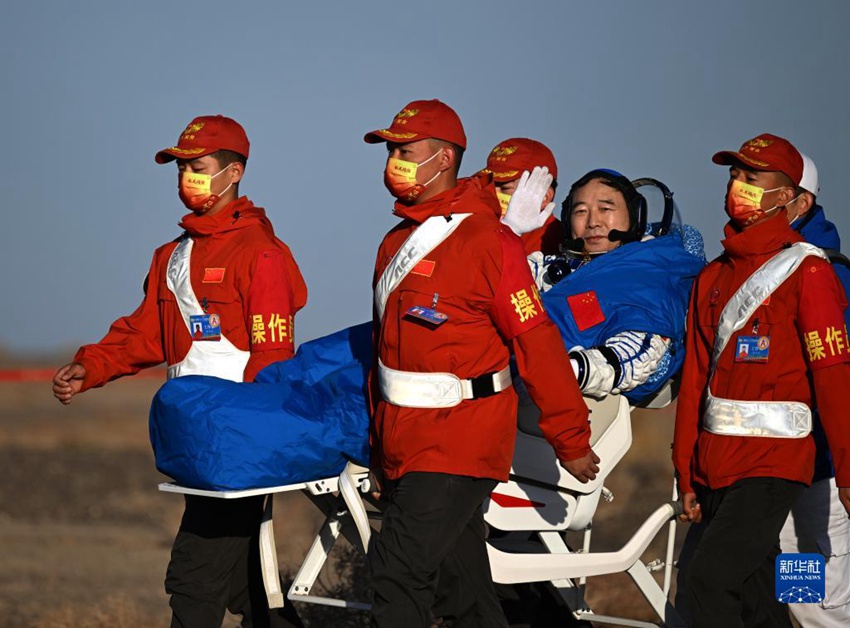 우주비행사 징하이펑이 귀환선에서 나왔다. [사진 출처: 신화사]