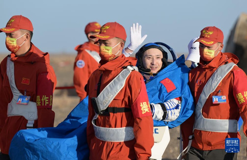 우주비행사 주양주가 귀환선에서 나왔다. [사진 출처: 신화사]