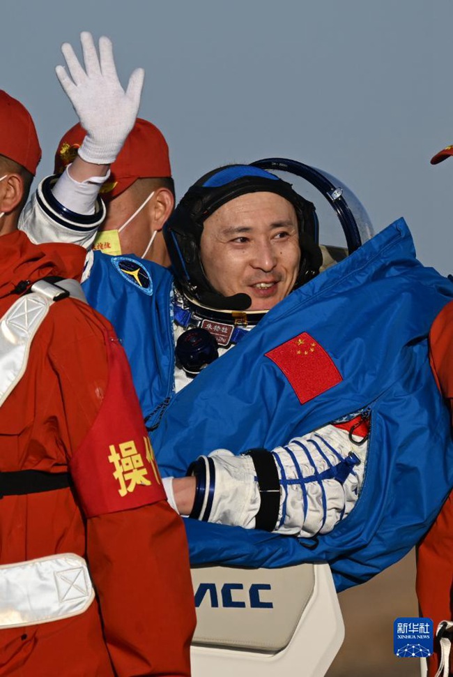 우주비행사 주양주가 귀환선에서 나왔다. [사진 출처: 신화사]