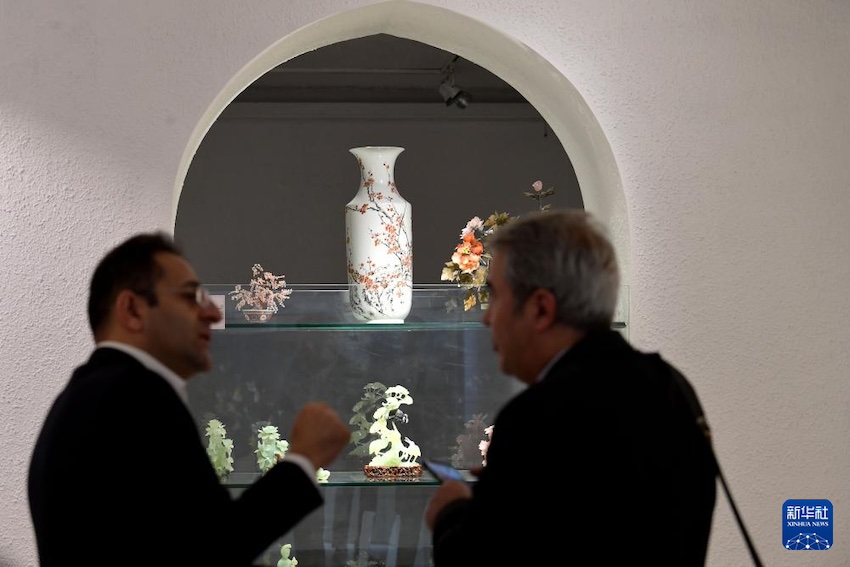 관람객들이 이란 테헤란의 샤드 아바드 복합박물관에서 전시 중인 중국 문화 예술품을 관람하고 있다. [10월 29일 촬영/사진 출처: 신화사]