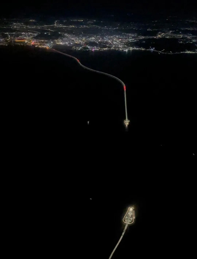네티즌이 비행기서 찍은 사진 화제…바다를 가로지르는 ‘긴 꼬리’의 정체