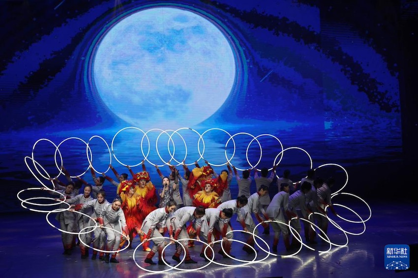 배우들이 제19회 중국 우차오 국제 서커스 페스티벌 폐막식에서 공연하고 있다. [10월 30일 촬영/사진 출처: 신화사]