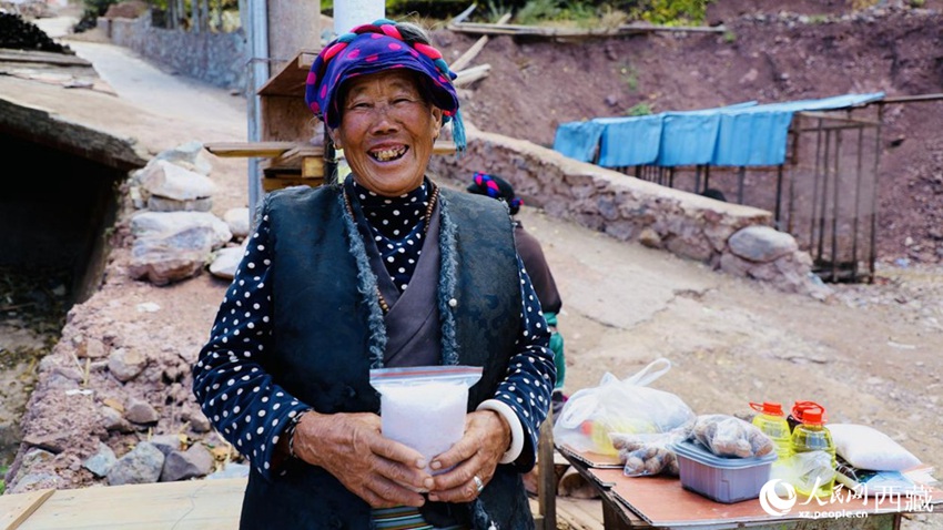 현지 주민이 염전을 찾은 관광객들에게 직접 만든 소금을 판매한다.