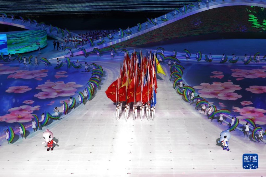각 대표단 깃발이 개막식에 입장한다. [11월 5일 촬영/사진 출처: 신화사]
