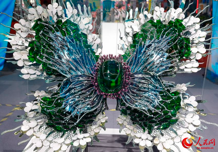 소비품 전시장에서 선보인 유리와 패모 재료로 만든 나비 모양의 친환경 예술품 [11월 5일 촬영/사진 출처: 인민망]