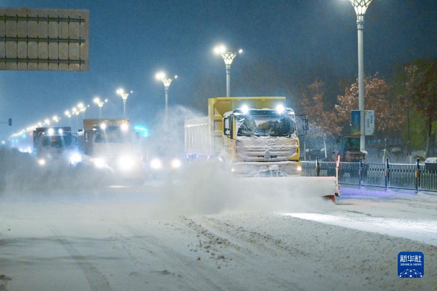 제설 차량이 도로에 쌓인 눈을 치운다. [11월 6일 촬영/사진 출처: 신화사]