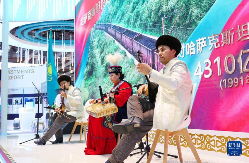 공연자들이 카자흐스탄 국가전시 부스에서 전통 악기를 연주한다. [11월 6일 촬영/사진 출처: 신화사]