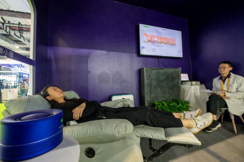 의료기기 및 의약보건 전시구역에서 관람객이 AirNutri社의 디지털 건강 수면 시스템 서비스를 체험하고 있다. [사진 출처: 인민망]