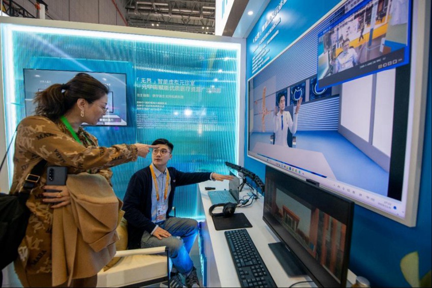 기술장비 전시구역의 인텔(Intel) 부스에서 관람객이 스마트 가상 원격 진료실을 살펴보고 있다. [사진 출처: 인민망]