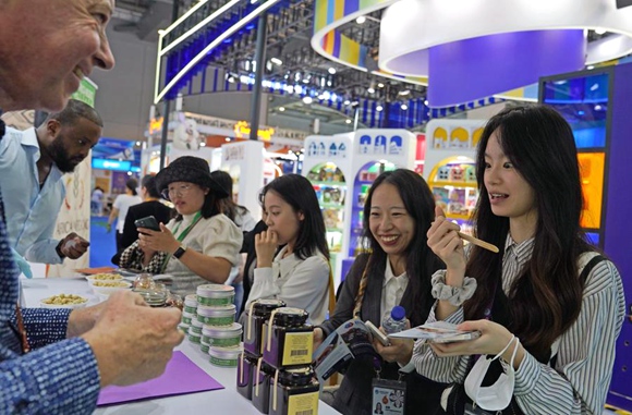 '제6회 중국 국제수입박람회'를 찾은 관람객들이 지난 5일 식품∙농산물 전시구역에서 베냉 꿀을 맛보고 있다. [사진 출처: 신화망]