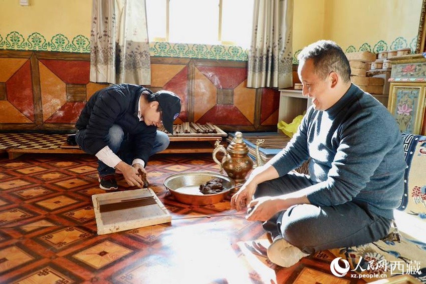 관광객이 짱샹 만드는 법을 배우고 있다. [사진 출처: 인민망]